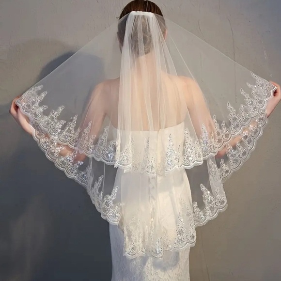 Enchanting Lace-Trimmed Bridal Veil with Sequins 🔥🔥✨✨💖💖 NWT - Picture 1 of 6